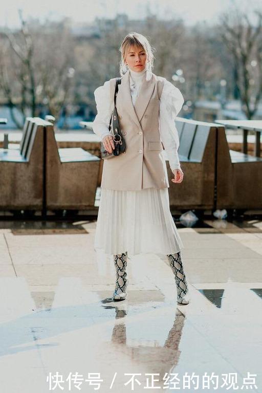 马甲过时了那是你不会穿,加件内搭叠穿照样美翻整个秋天