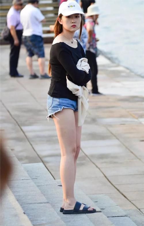 路人街拍小姐姐这条牛仔裤，看上去特别显腿长啊