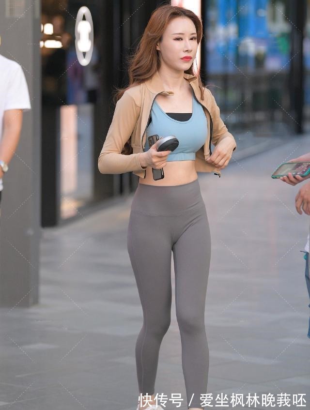 美女 别具一格的打底裤美得别致有气质，随性又自在！