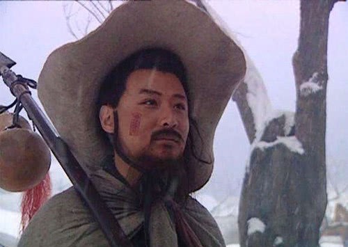 调戏|为何林冲愿为晁盖击杀白衣秀才王伦,却不敢杀调戏爱妻的高衙内?