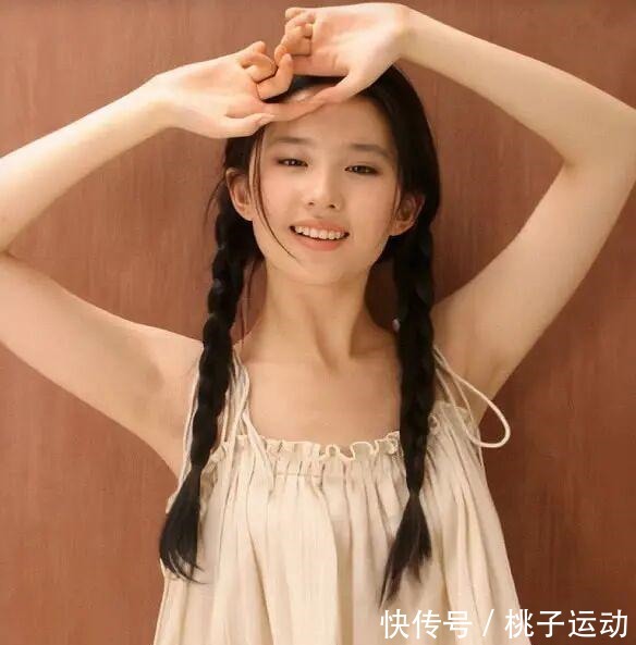 半丸子头|女生不要总是披发,2020年流行这5款“扎发”,时髦显脸小有气质!