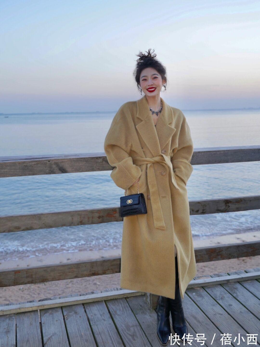 搭配 “长款大衣”才是冬季必备的搭配单品,简约时尚不花哨,还很时髦