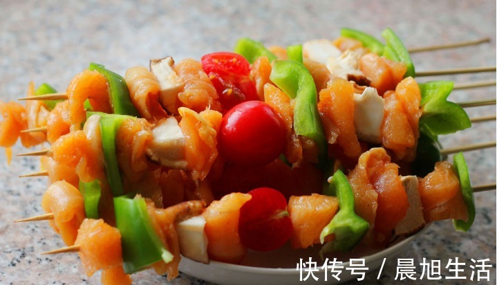 好吃|用1个彩椒加上一小块鸡胸肉,做出来的彩椒鸡肉串,低脂好吃