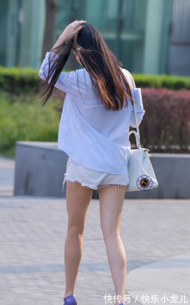 牛仔裤 浅蓝色宽松衬衣搭配白色毛边短裤,展现完美身材比例!