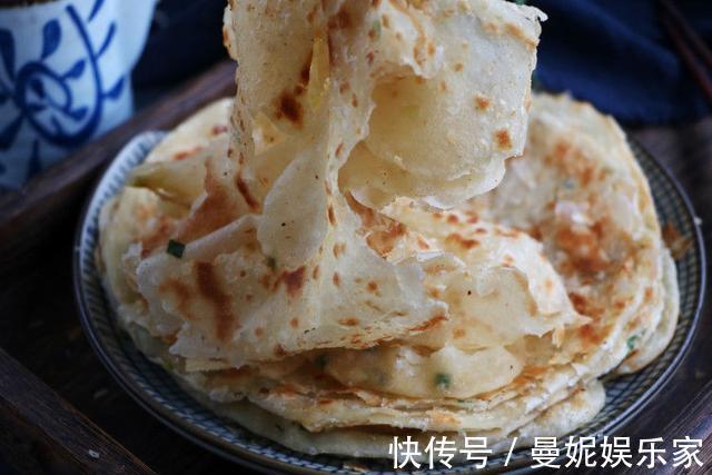 面团|大厨技巧教你做葱油饼，不用烫面照样外酥里软，很省事