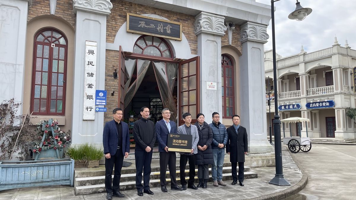 流动图书馆#把书香送到你身边！“流动图书馆”今日驶入象山海影城