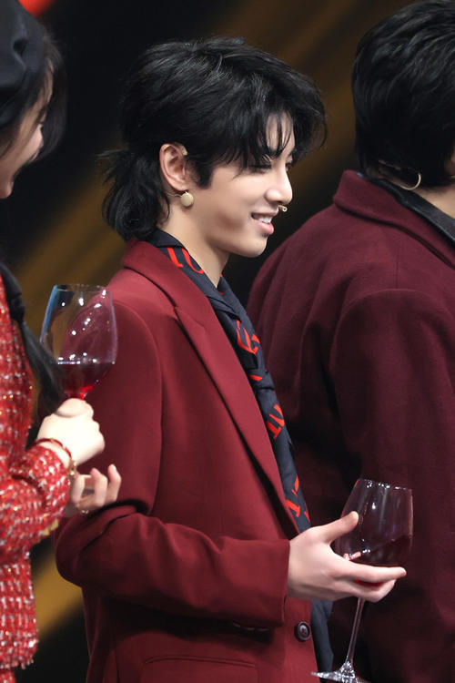 影响华晨宇唱歌的不是踩冰桶、不是做运动,而是他无法抵抗的诱惑