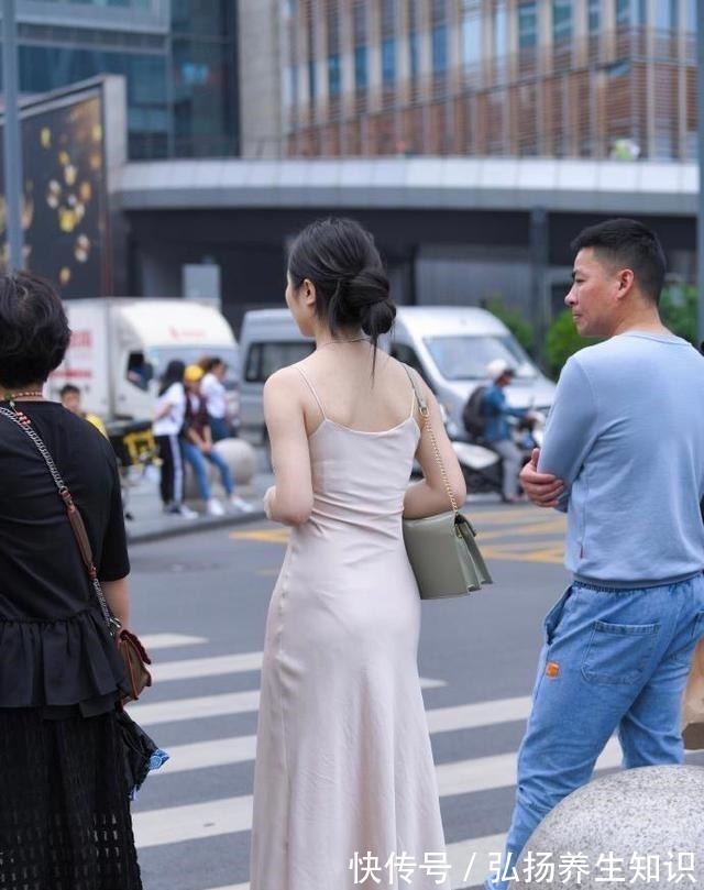 裙子 美女裙子选的“合适”，穿在身上完全不担心掉价！