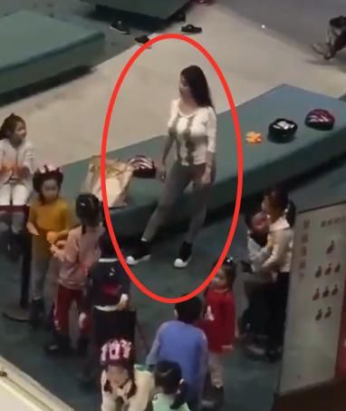 幼儿园|爸爸一反常态每天抢着接送孩子，宝妈知道真相，有想打自己老公的冲动！