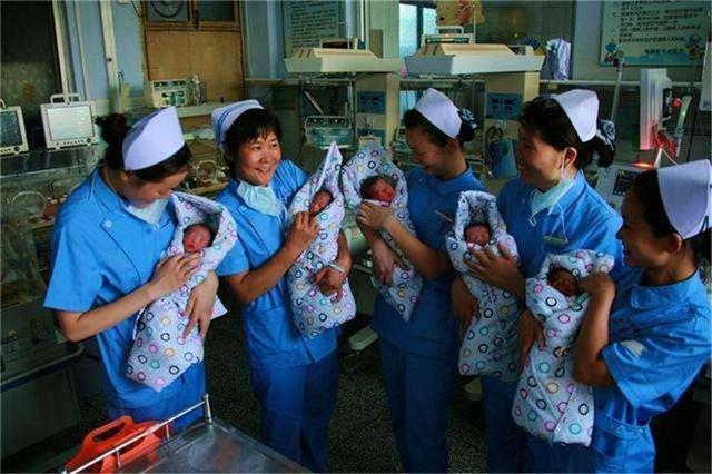 孩子|爸爸姓“杨”,给5胞胎取名富有含义,上户口时工作人员笑了