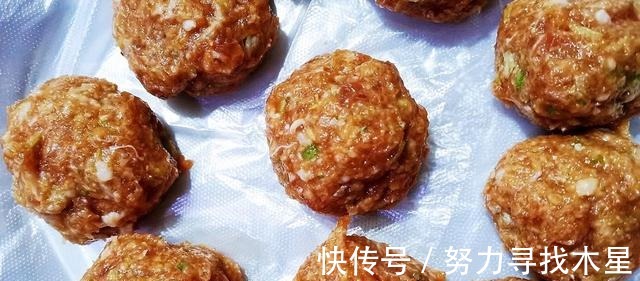 天冷了,教你在家做四喜丸子,不加淀粉,营养解馋,比红烧肉香!