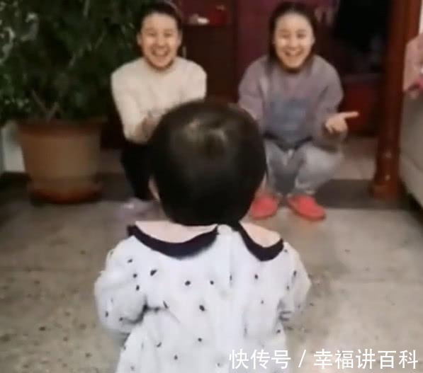 小姨|妈妈和小姨是双胞胎,同时张开怀抱后,宝宝的反应让人笑喷了