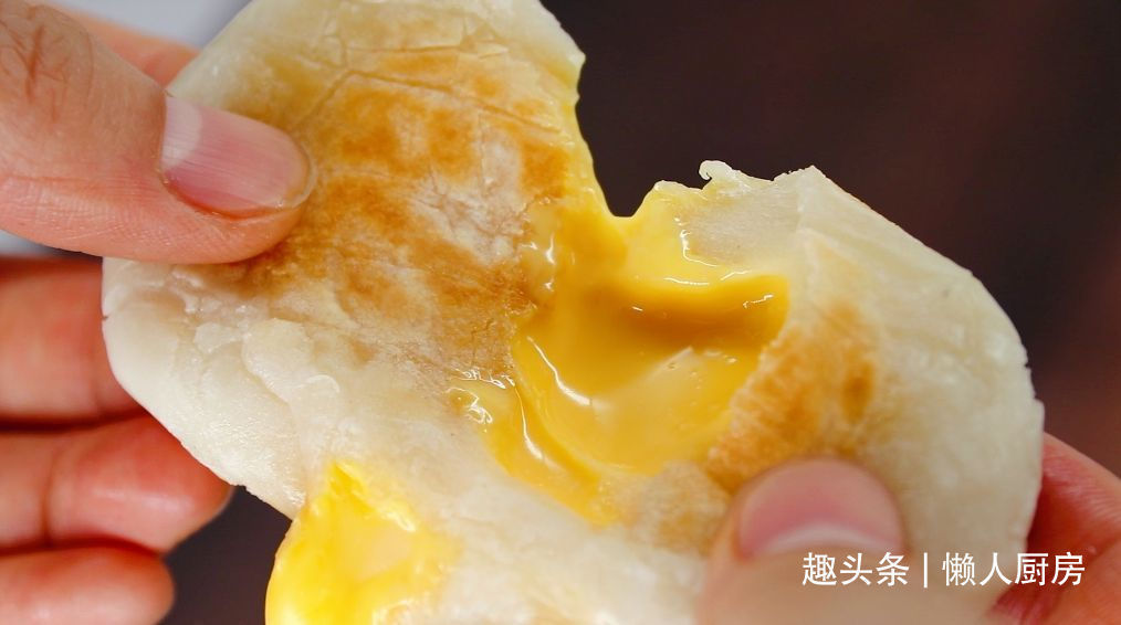 年糕不用买，撒点糯米粉，加点热水自己做，咬一口，还会爆浆