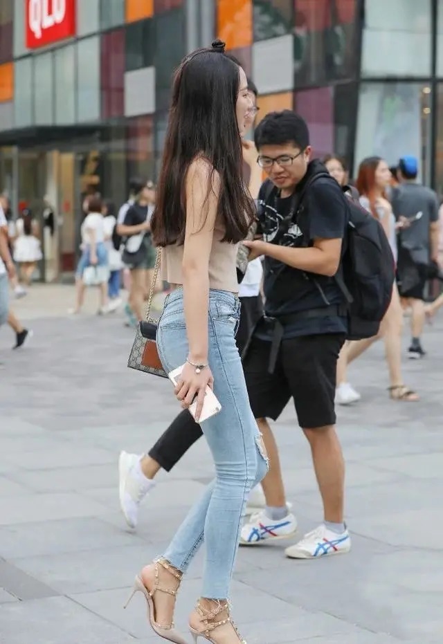 穿搭 时髦精都爱破洞牛仔裤,搭配浅咖色无袖衫,清新美丽又显年轻活力