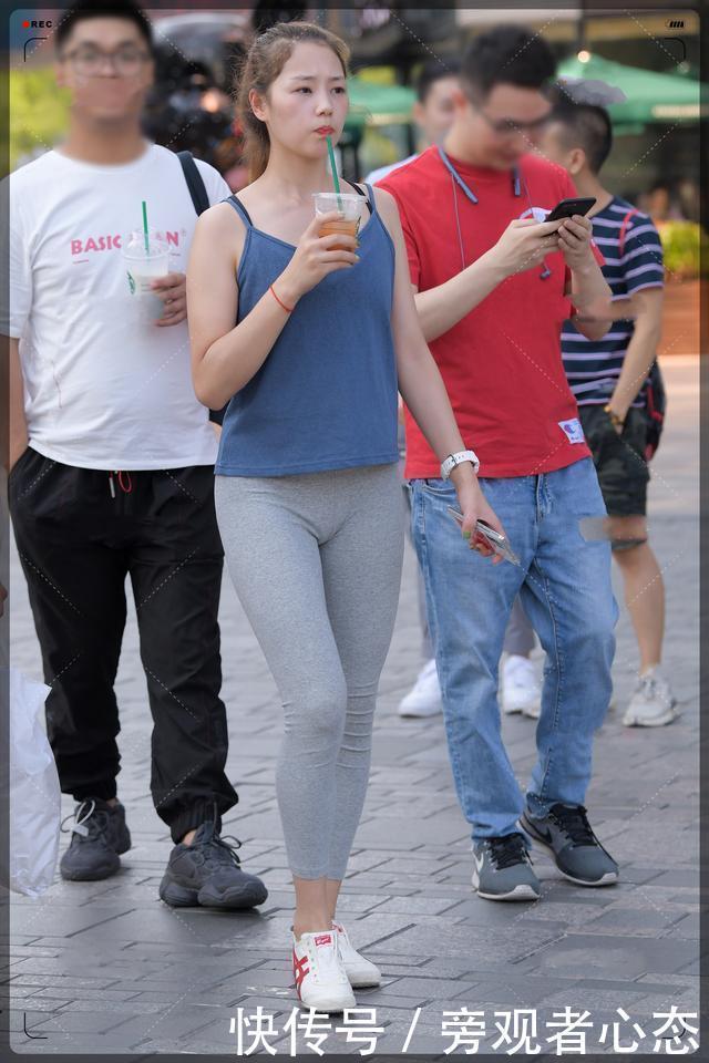 蓝色宽松上衣搭配灰色莫代尔小脚裤,青春靓丽,活力满满