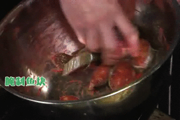 美食｜几位主持人齐齐抬竹子，难道要改行做木工？