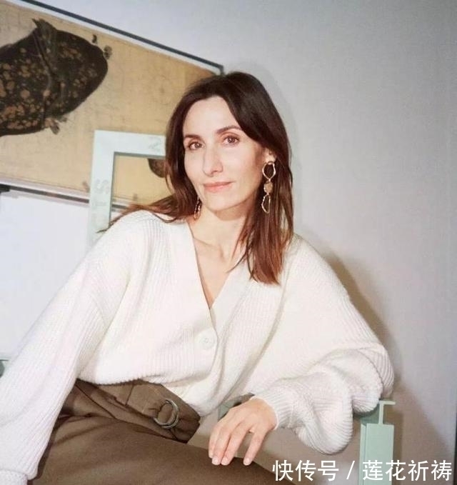 小姐姐 今年流行一种新穿法叫:“奶奶衫+牛仔裤”,显高还显腿长