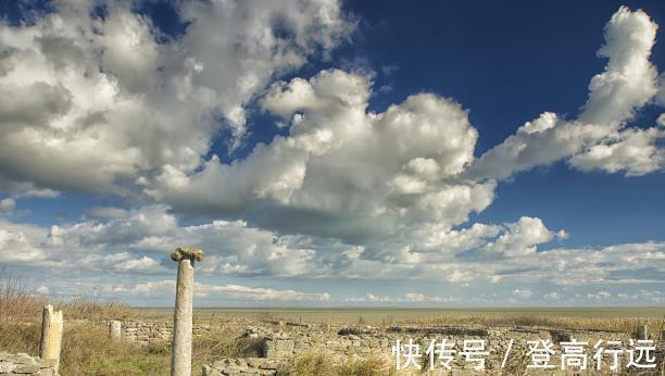 墓室!打开墓室门后,考古学家马上拨通政府电话:快派人来保护我们