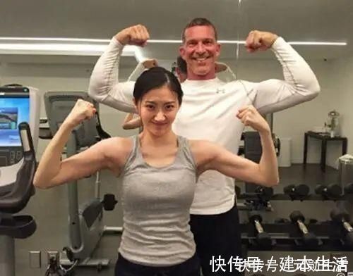 肉肉|背上肉肉多,侧面看很壮,每晚趴着美背,一拉一伸背薄了,气质好