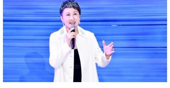 我们的师父|凯丽演唱《贝加尔湖畔》凭实力跨界 黄国伦赞游客数量将猛增