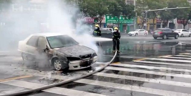 起火点|台州“女侠”找到了！市区一轿车突然起火，她挺身而出，2次冲锋灭火