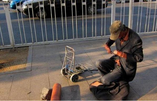 文化&残疾乞丐在地上胡乱涂鸦,却被方正公司看中50万买走,如今怎样了