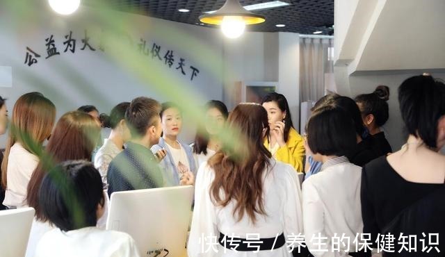 管理师 形象管理师专业班的点睛之笔---妆容发型!