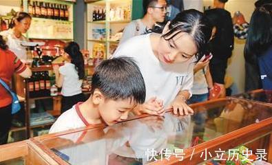 小亮|妈，我能要50块钱吗，两个宝妈的反应，早就两种不同的性格