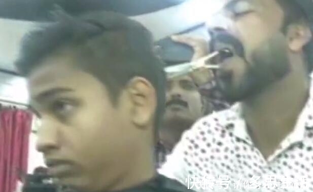 顾客|印度男子用嘴巴代替剪刀,这样理发头一回见,顾客多到排成队