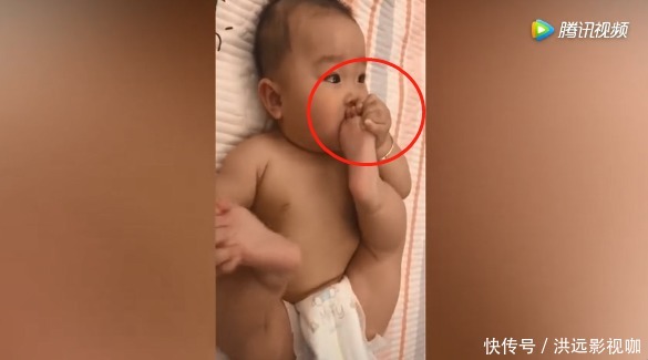 宝宝偷吃脚脚被发现,妈妈问好不好吃,宝宝回答简直太可爱了