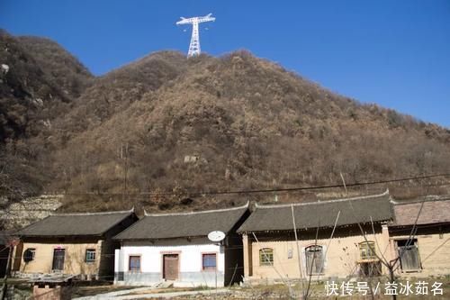 公鸡|寻访秦岭铁铜沟，这排老房子很好看，屋檐下色彩丰富，有红也有黄