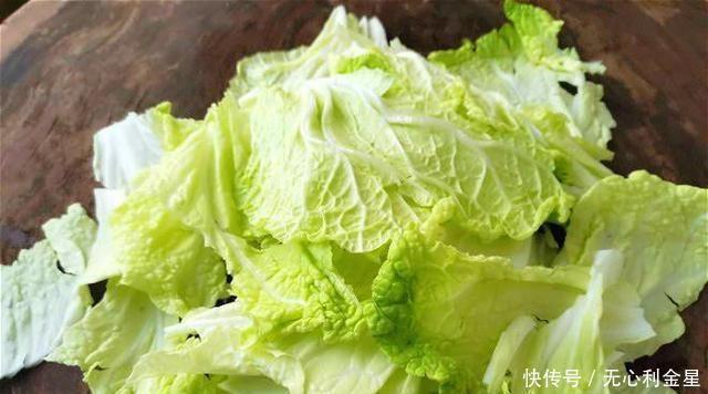 食物治愈|炒大白菜时,不要直接炒,如果你多加这一步,卷心菜更香就更美味