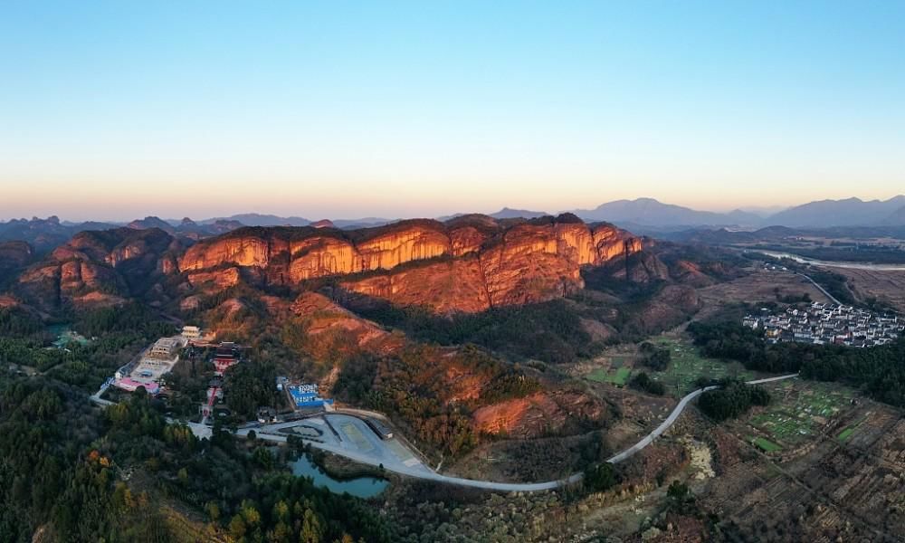 江西龙虎山：航拍日出时分龙虎山景区，与朝阳相互辉映