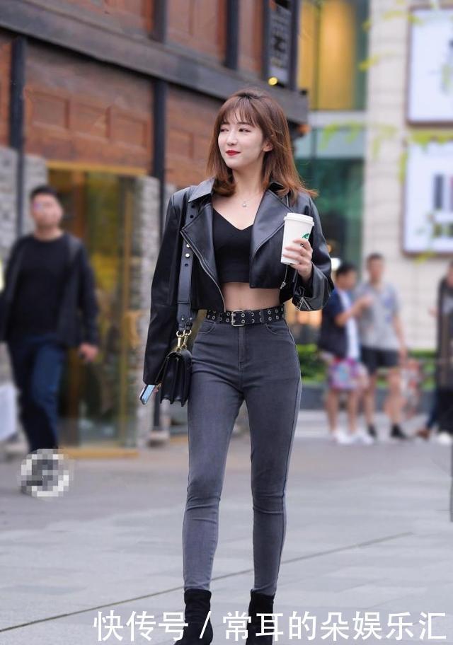 黑色|黑色皮夹克+紧身牛仔裤=御姐范儿,性感又可爱,让小姐姐火遍秋天