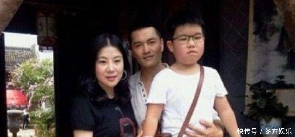 周海媚 “周芷若”周海媚秀厨艺,吃烤鸭不舍扔鸭架,独住豪宅内饰好老旧