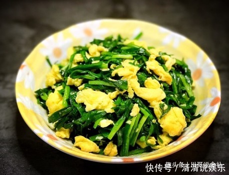 炒鸡蛋|韭菜炒鸡蛋时,别直接就下锅炒,大厨教我1招,韭菜翠绿不出水