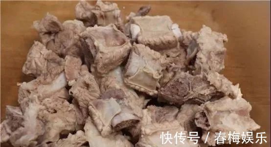 猪肉|排骨焯水后为啥又柴又腥看完大厨操作才明白，原来一直用错水