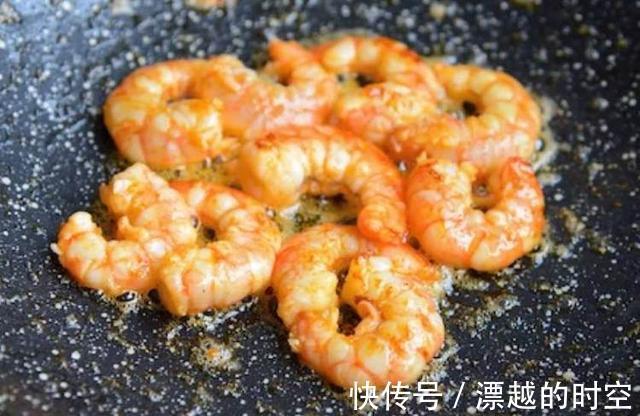 虾仁菌菇豆腐这三样食材在一起，打造一锅鲜香味美的海鲜汤