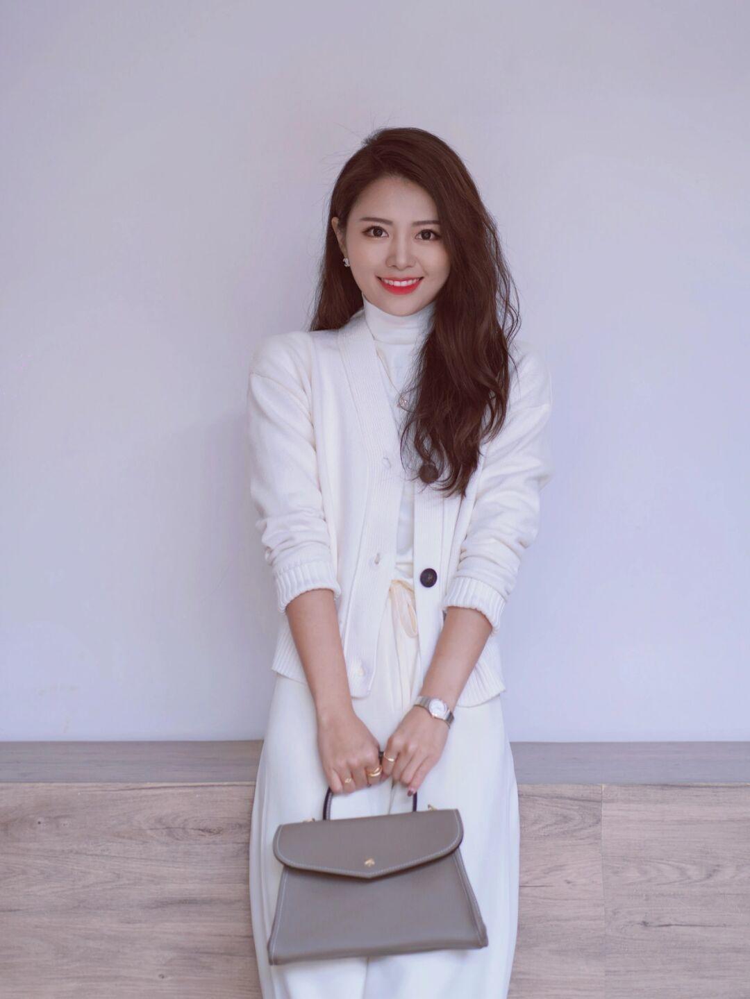 克莱因蓝 毛衣搭配时尚感加倍,4个实用款式,太适合日常出街穿了