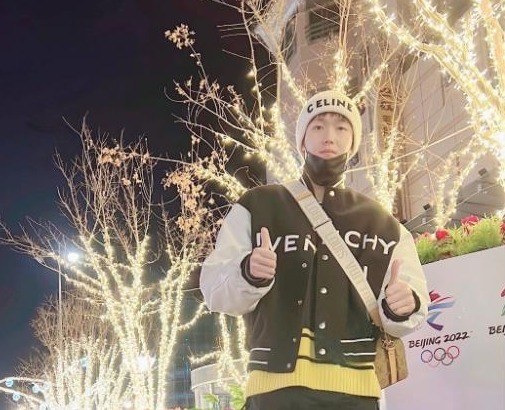 零零后|王楚钦再晒近照!一身潮服却被球迷调侃:帅是很帅,这头也是真大