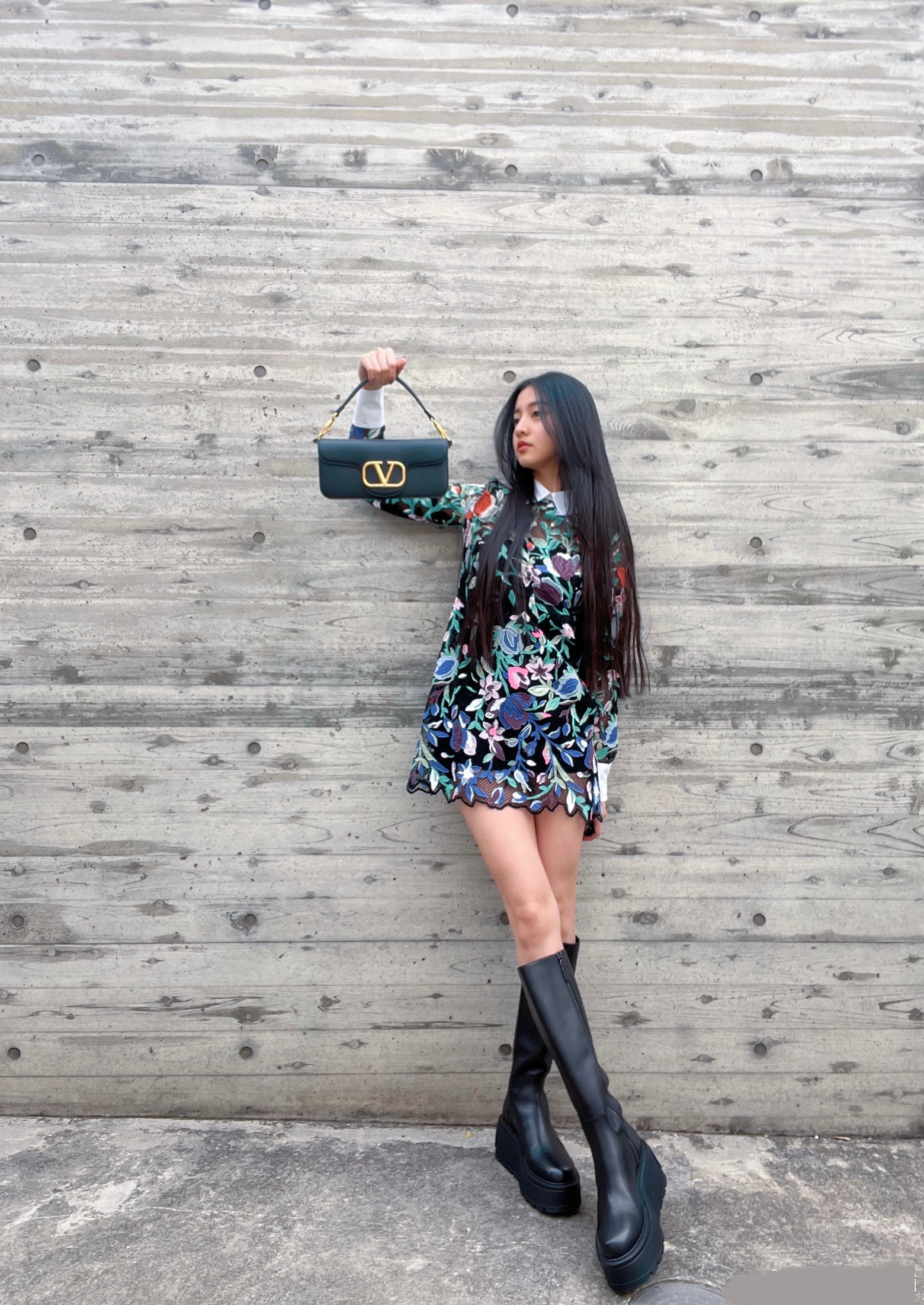 美少|美少女木村光希晒出一组街拍,她穿了一件蓝绿色印花连衣裙