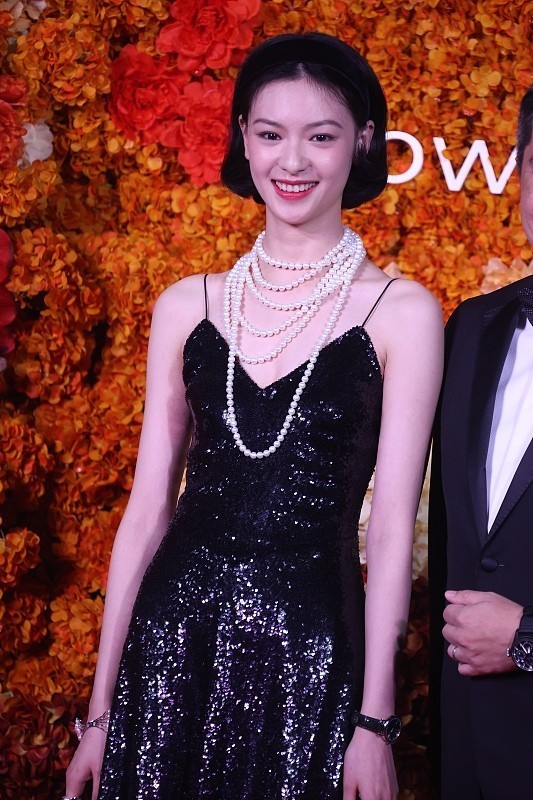 小黑裙 邱天真的“瘦得吓人”, 黑色吊带裙秀不出曲线感, 真的全靠颜值撑