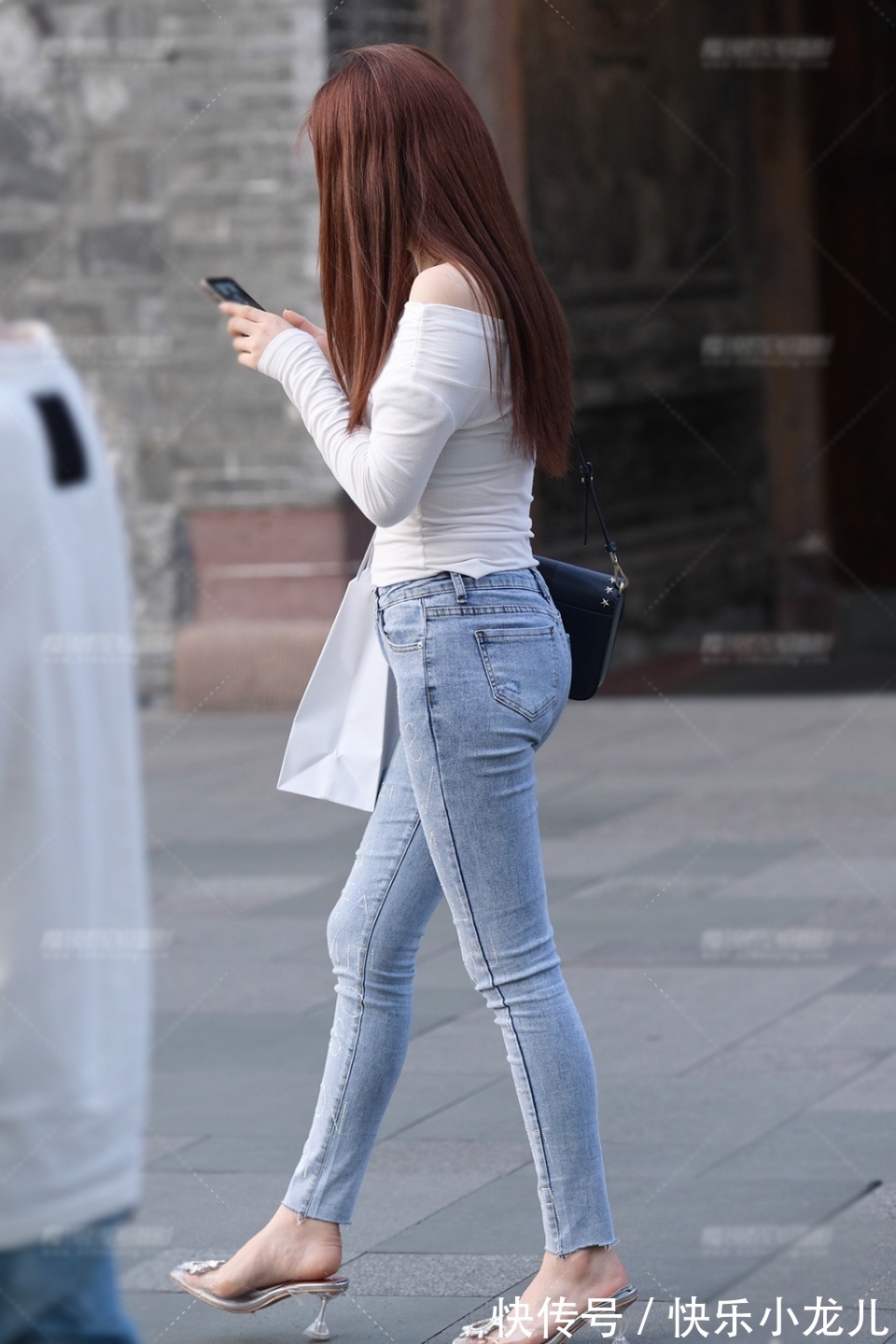 牛仔裤|打底衫配牛仔裤,清新素雅的搭配,也能穿出个性的美,时尚有气质