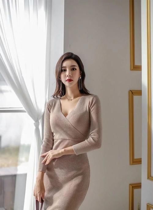 小姐姐 暖灰开叉柔裙,寻寻觅觅还是一个你,优雅美丽动人