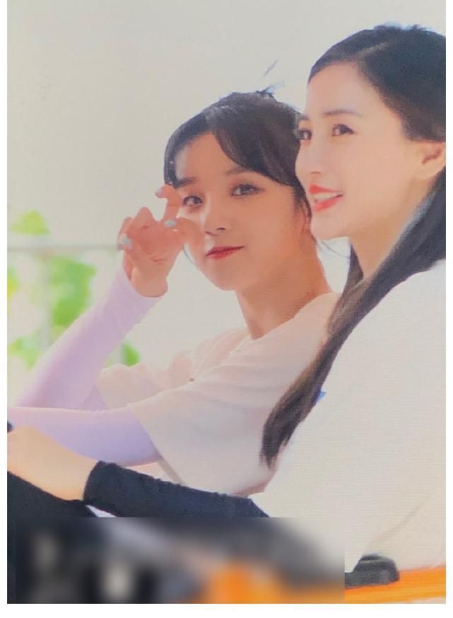 苗苗做游戲險些走光,宋雨琦幫忙遮擋,主動拉baby起身細節(jié)暖心