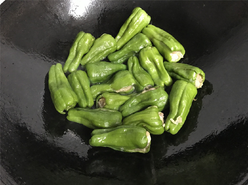 鲜美|青椒别再炒肉丝了，换个做法，咬一口，香辣鲜美，米饭都多吃一碗