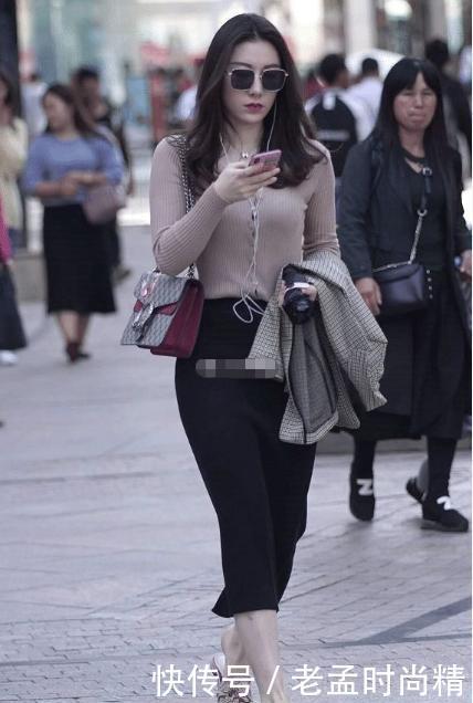 简洁|街拍:卡其色针织衬衣搭配黑色七分裙, 简洁大气, 女人味十足