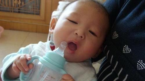 牛初乳|刚出生的宝宝,第一口喝母乳还是喝“水”,对孩子健康影响大