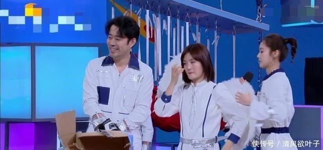 吴昕带病录《快本》,何炅心疼摸头杀,有谁注意一旁谢娜的表情