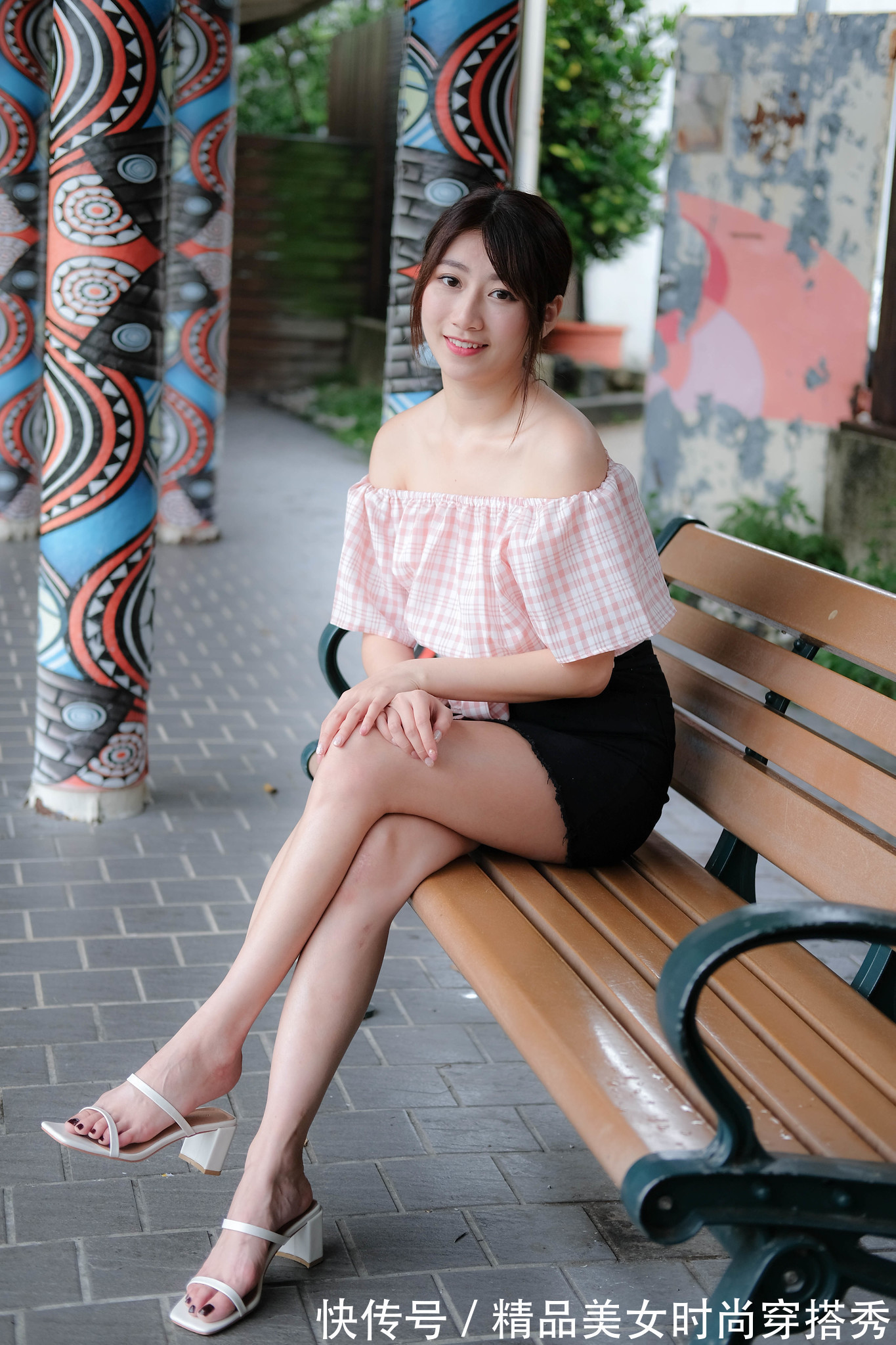 一字 粉白格子上衣,温柔甜美,一字肩的款式,性感迷人